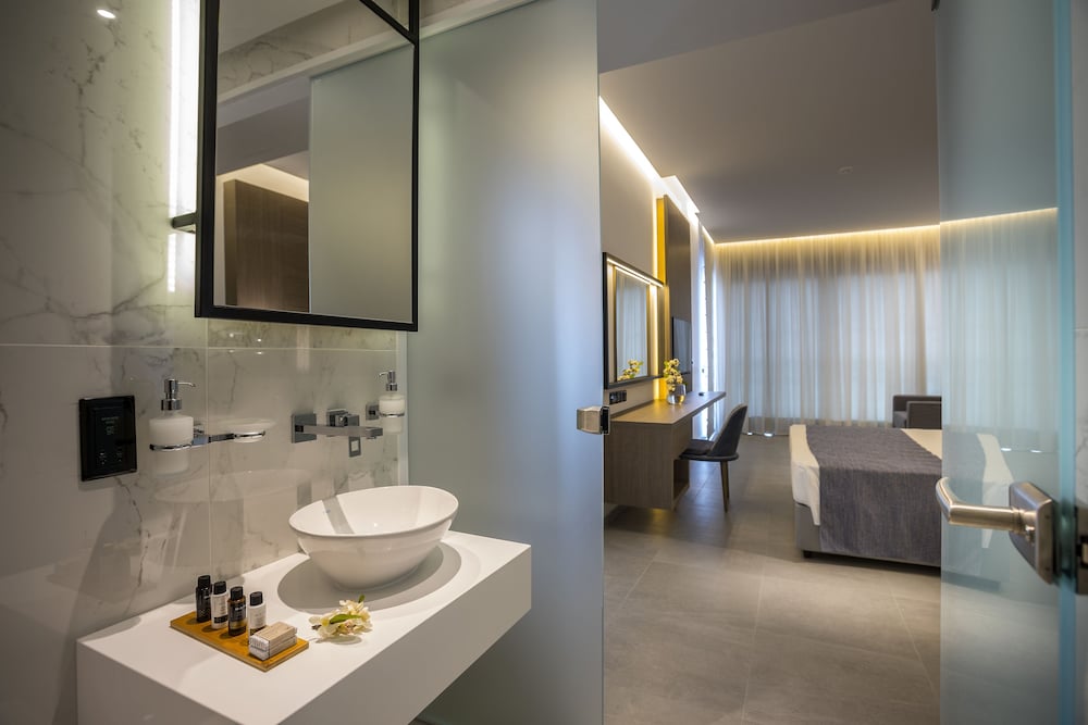 cavo maris beach hotel