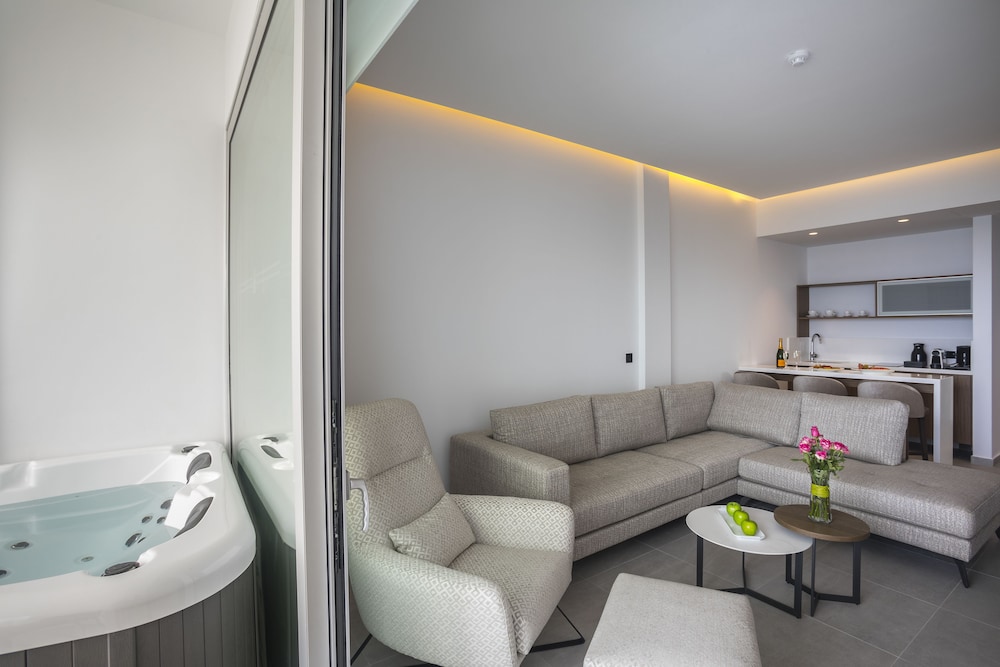 cavo maris beach hotel