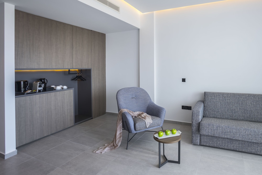 cavo maris beach hotel