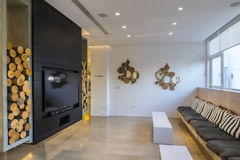 cavo maris beach hotel
