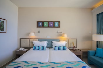 cavo maris beach hotel