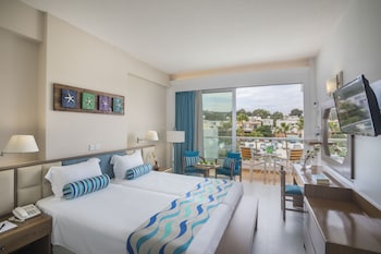 cavo maris beach hotel
