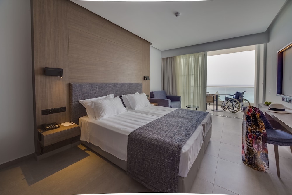 cavo maris beach hotel