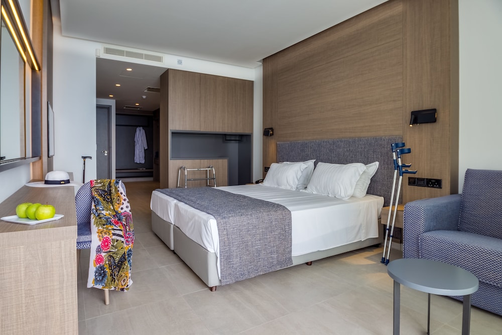 cavo maris beach hotel