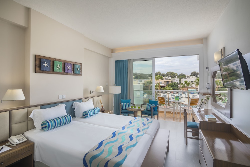 cavo maris beach hotel