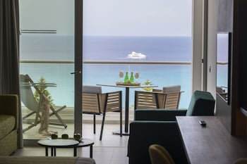 cavo maris beach hotel