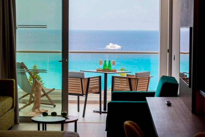 cavo maris beach hotel