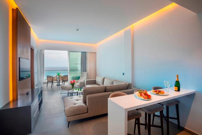 cavo maris beach hotel