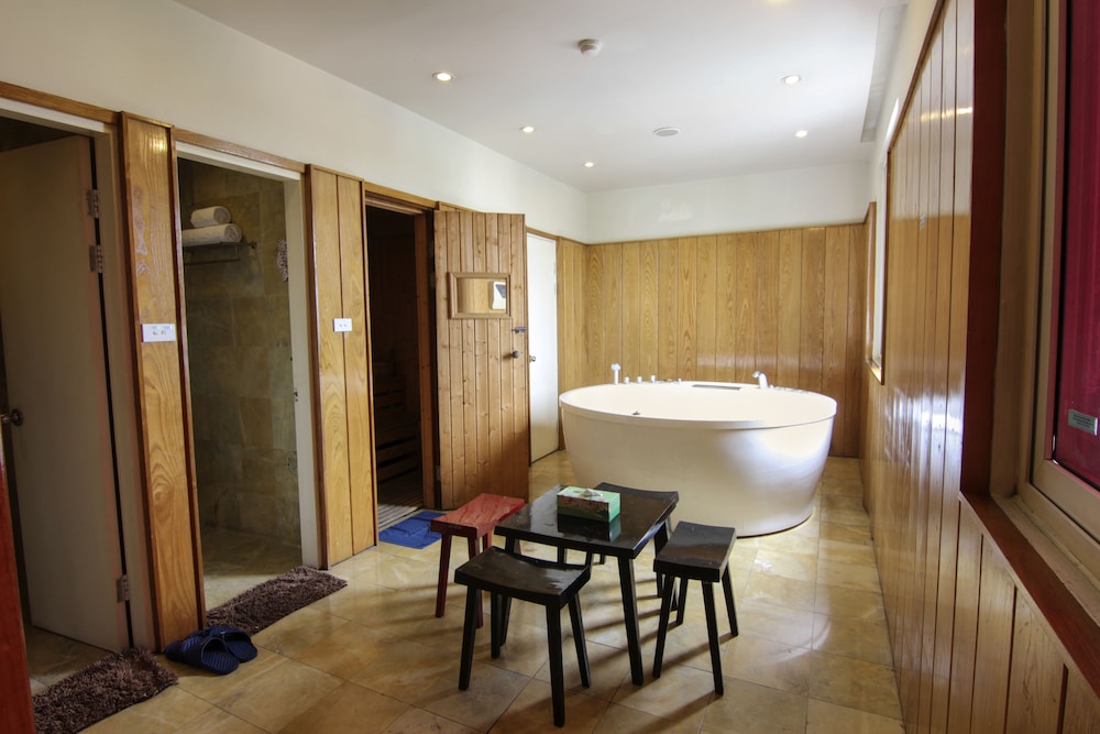 a25 hotel 12 ngo sy lien