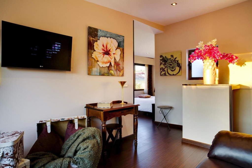 thc tirso molina hostel