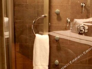 the champagne lodge and luxury suites