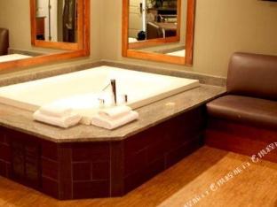 the champagne lodge and luxury suites