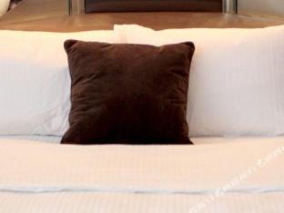 the champagne lodge and luxury suites