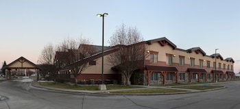 cmon inn hotel and suites