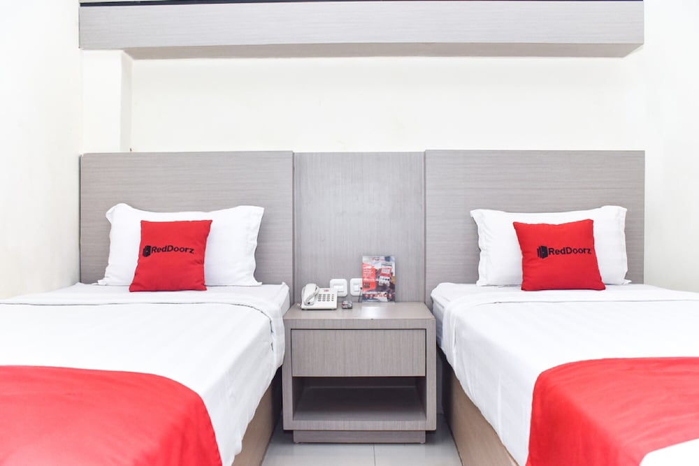 reddoorz plus near makassar town square