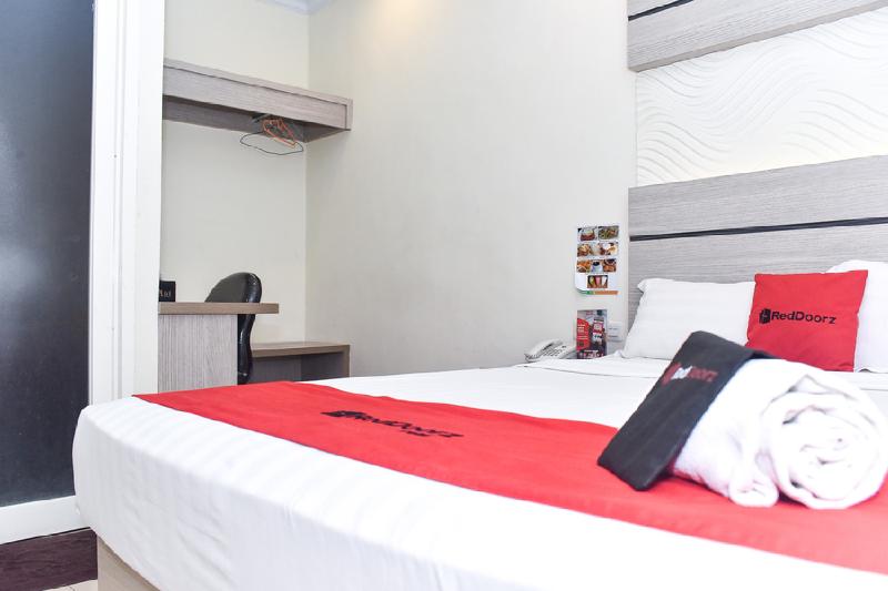 reddoorz plus near makassar town square