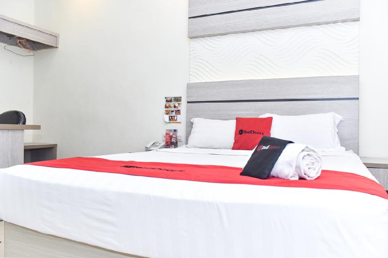 reddoorz plus near makassar town square