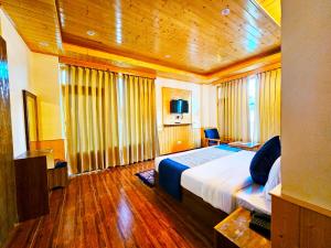 hotel marina heights