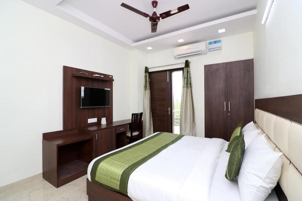 sks premier golf course road