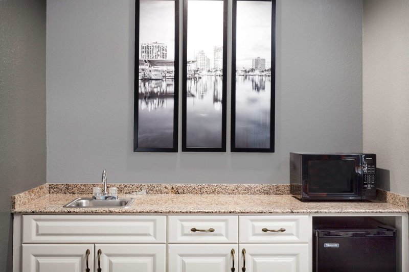 la quinta inn and suites by wyndham st petersburg northeast