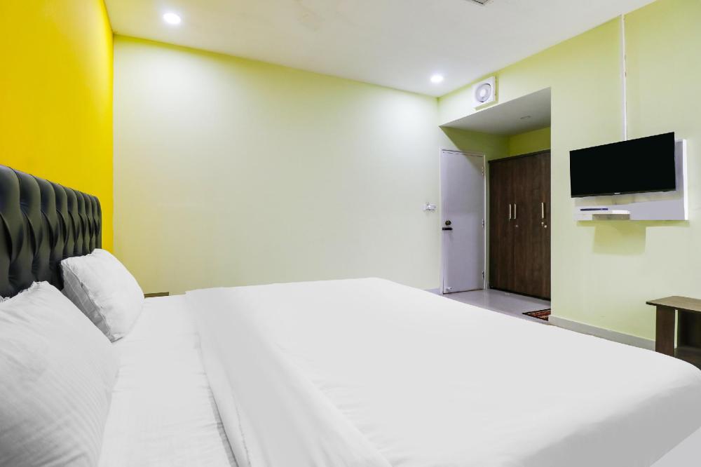 oyo hkh homes near royal meenakshi mall