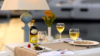 yacht classic hotel boutique class