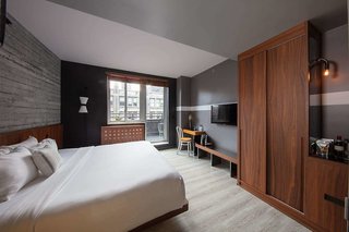 henri on 24 hotel chelsea sonder by marriott bonvoy