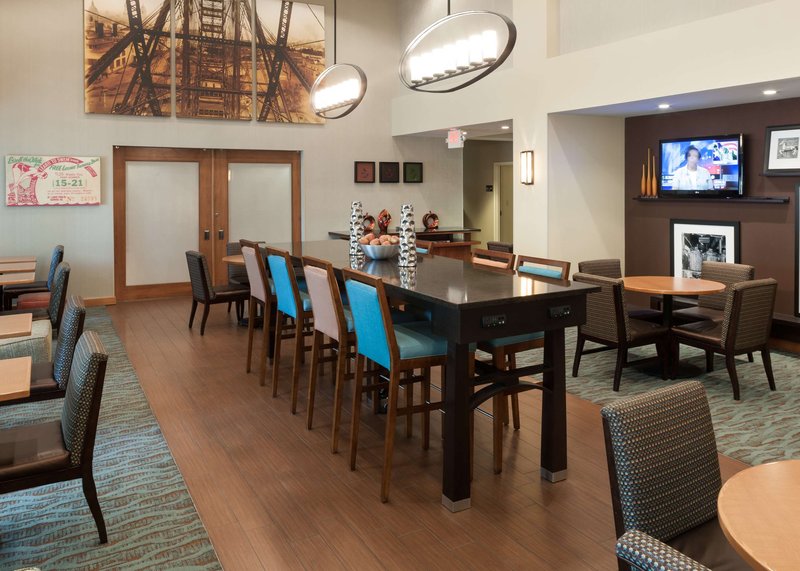 hampton inn and suites st louis at forest park
