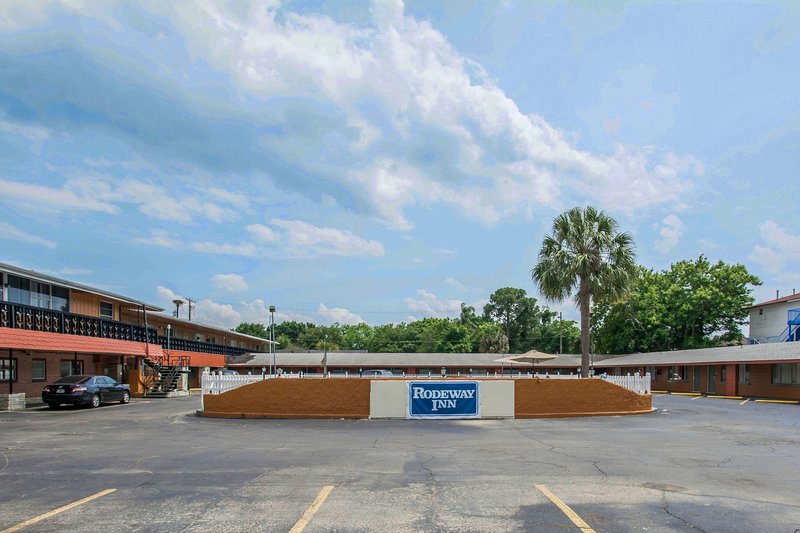 rodeway inn and suites winter haven chain of lakes