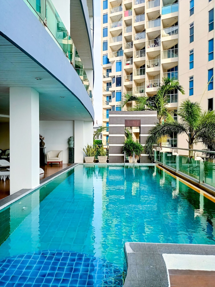 royal beach view suites