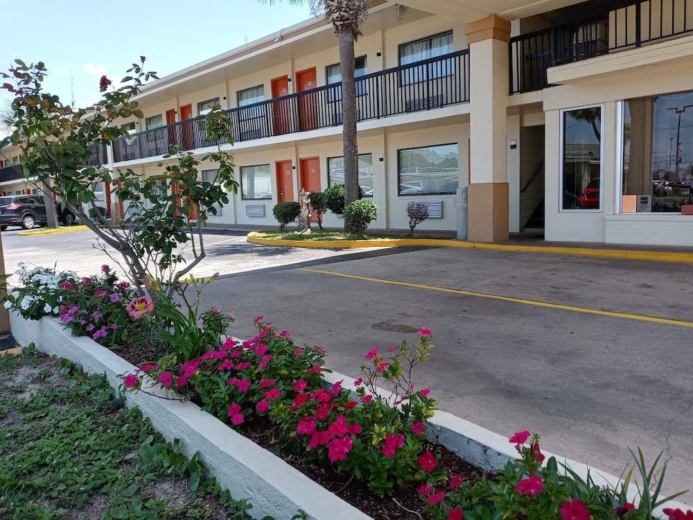 holiday lodge and suites fort walton beach