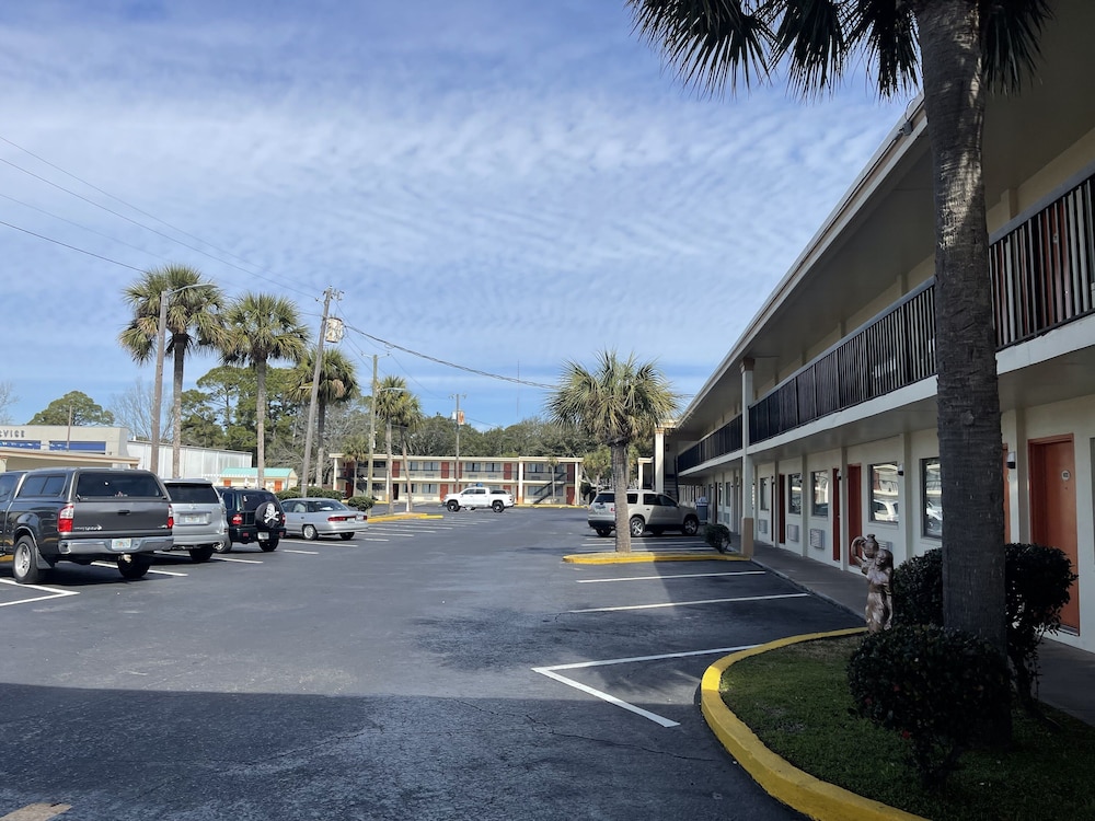 holiday lodge and suites fort walton beach