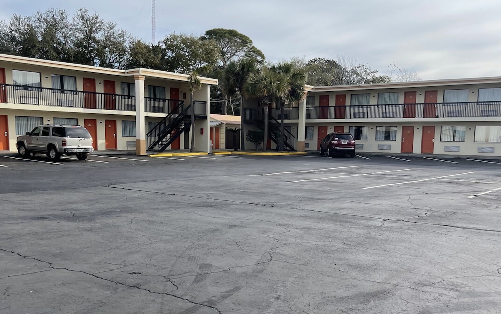 holiday lodge and suites fort walton beach