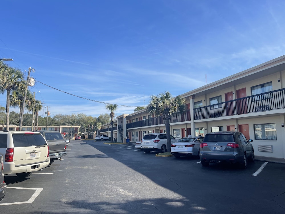 holiday lodge and suites fort walton beach