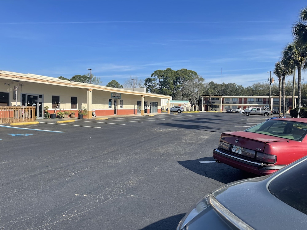 holiday lodge and suites fort walton beach