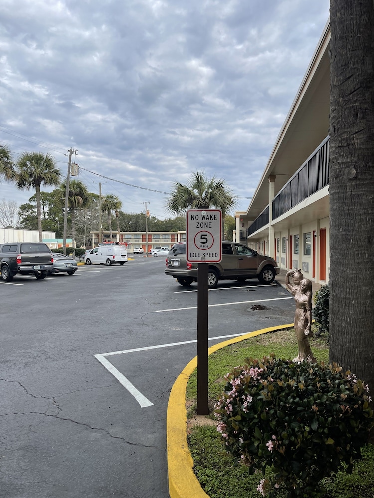 holiday lodge and suites fort walton beach