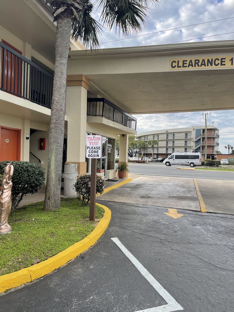 holiday lodge and suites fort walton beach