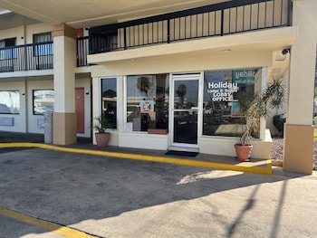 holiday lodge and suites fort walton beach