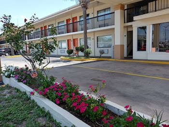 holiday lodge and suites fort walton beach