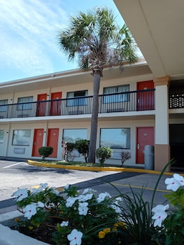 holiday lodge and suites fort walton beach