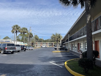 holiday lodge and suites fort walton beach