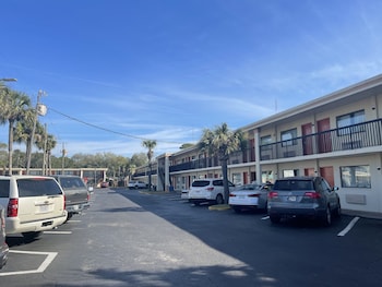holiday lodge and suites fort walton beach