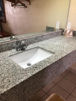 holiday lodge and suites fort walton beach