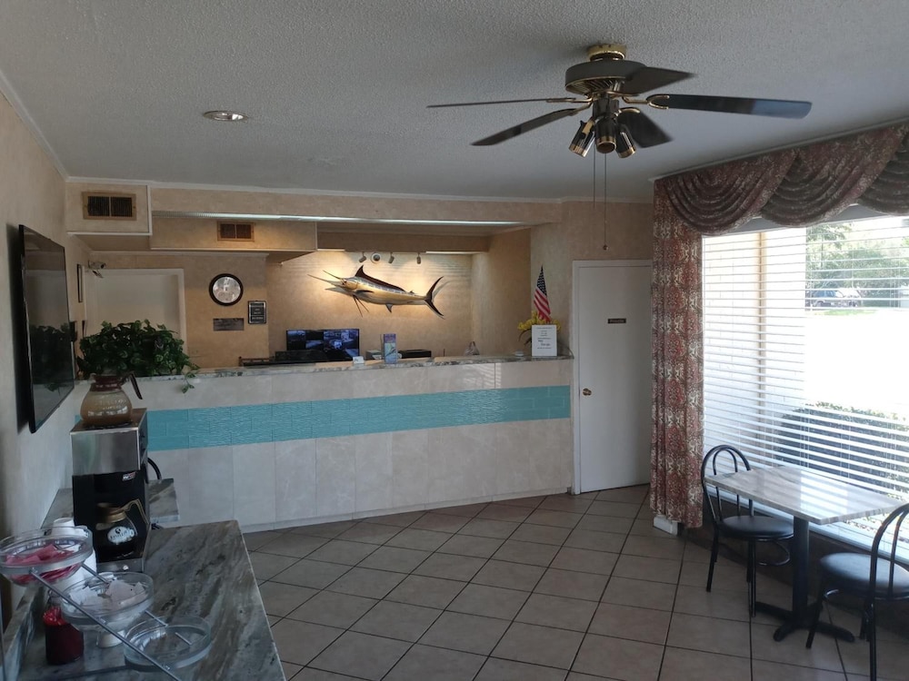 holiday lodge and suites fort walton beach