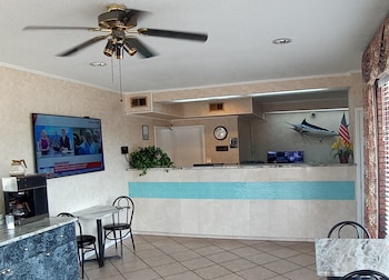 holiday lodge and suites fort walton beach