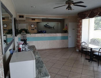 holiday lodge and suites fort walton beach