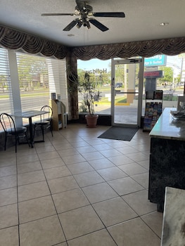 holiday lodge and suites fort walton beach