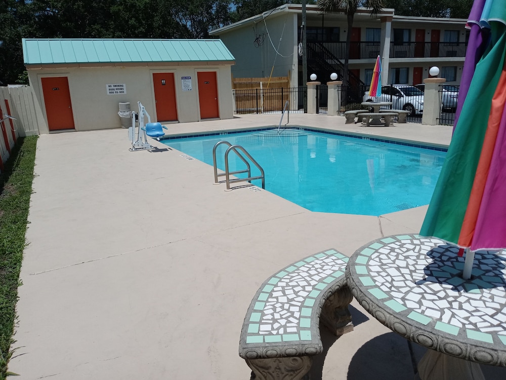 holiday lodge and suites fort walton beach