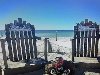 holiday lodge and suites fort walton beach