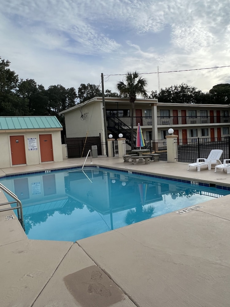 holiday lodge and suites fort walton beach